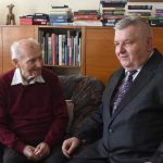 Spoločnosť slovenských velikánov s vencom vďaky pri pamätníku na Slavíne